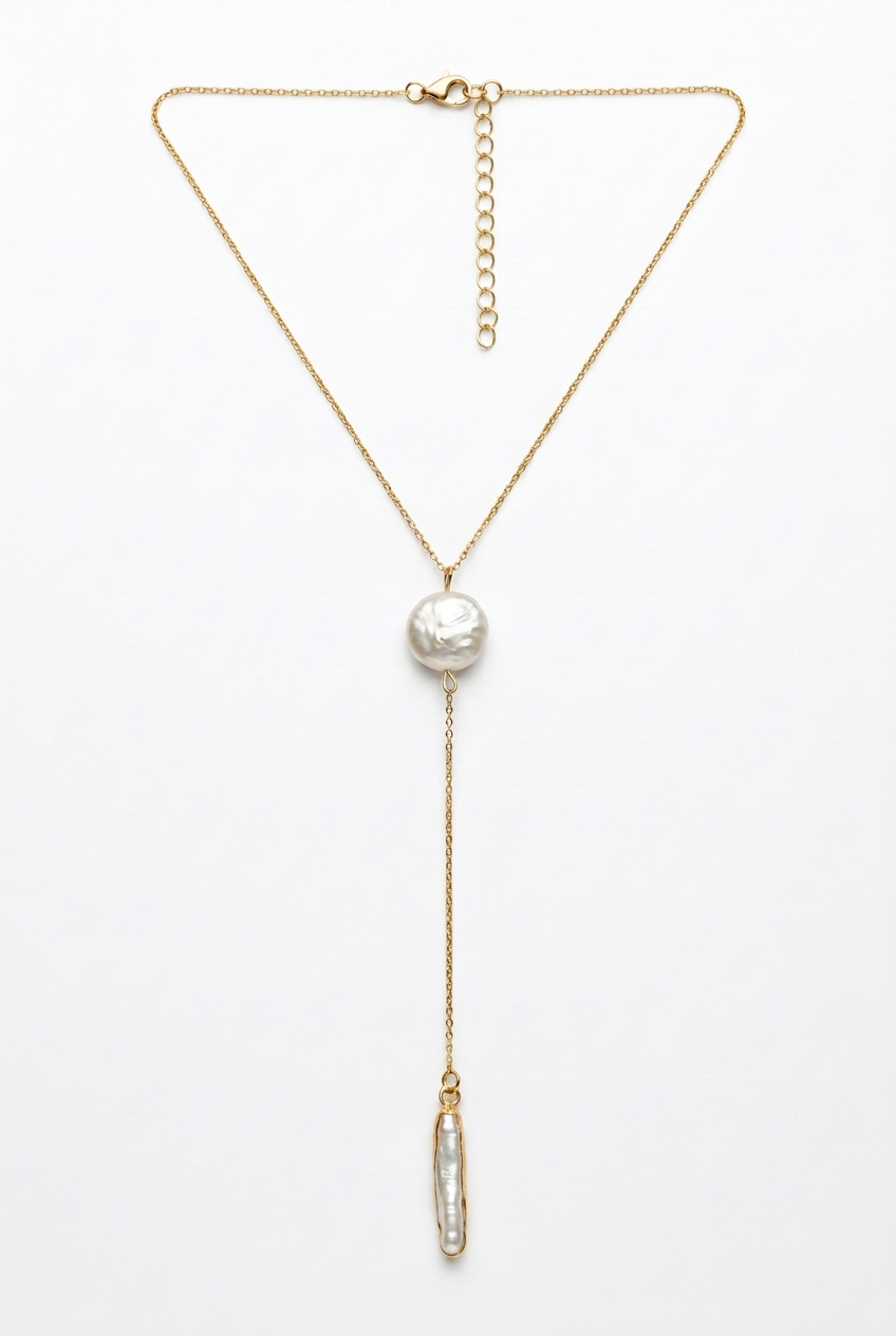 Collier sur fond blanc avec une chaînette réglable au fermoir, retouche en cours