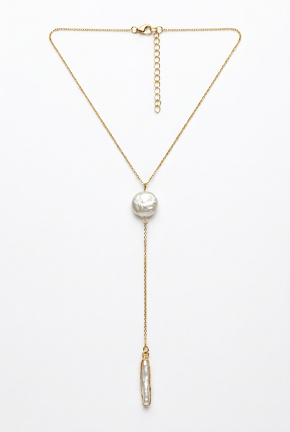 Collier sur fond blanc avec une chaînette réglable au fermoir, retouche en cours