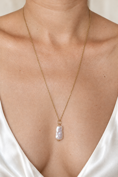 Dernier collier porté seul sur le mannequin en soie blanche