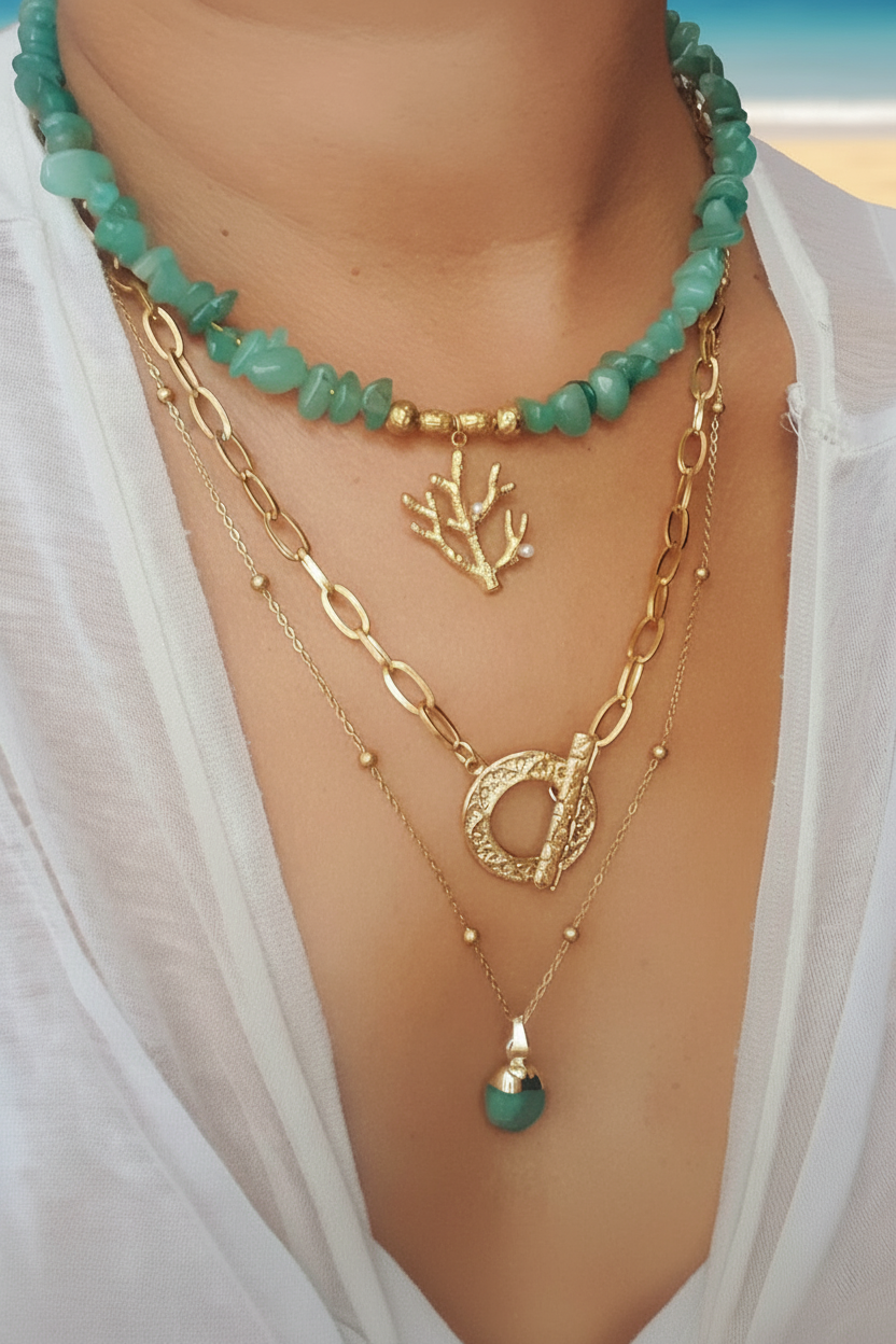 Layering colliers turquoise or robe mousseline blanche plage