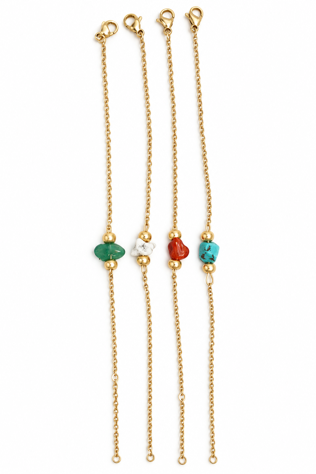 Les quatre bracelets sur fond blanc neutre