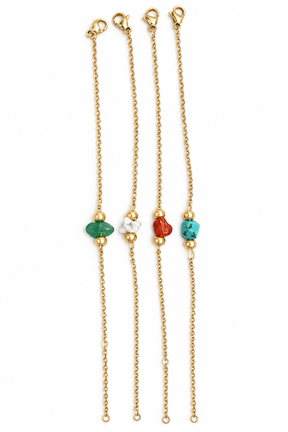 Les quatre bracelets sur fond blanc neutre