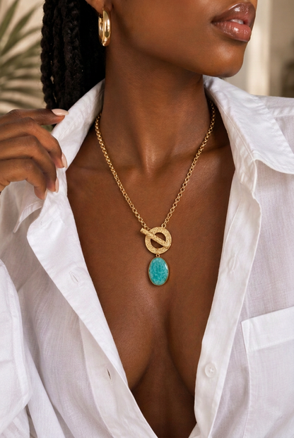 Recadrage en cours : moins de poitrine visible, collier entièrement conservé