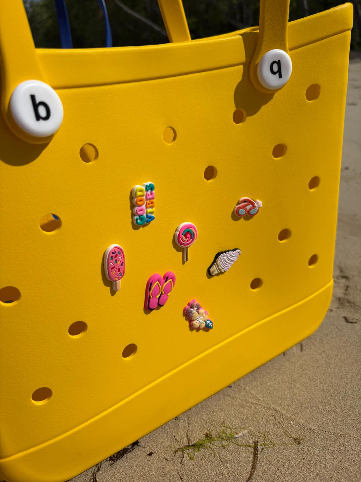 Le sac SUMMER POP avec 3 pins au choix