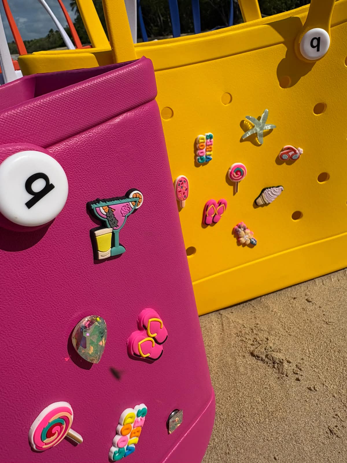 Le sac SUMMER POP avec 3 pins au choix