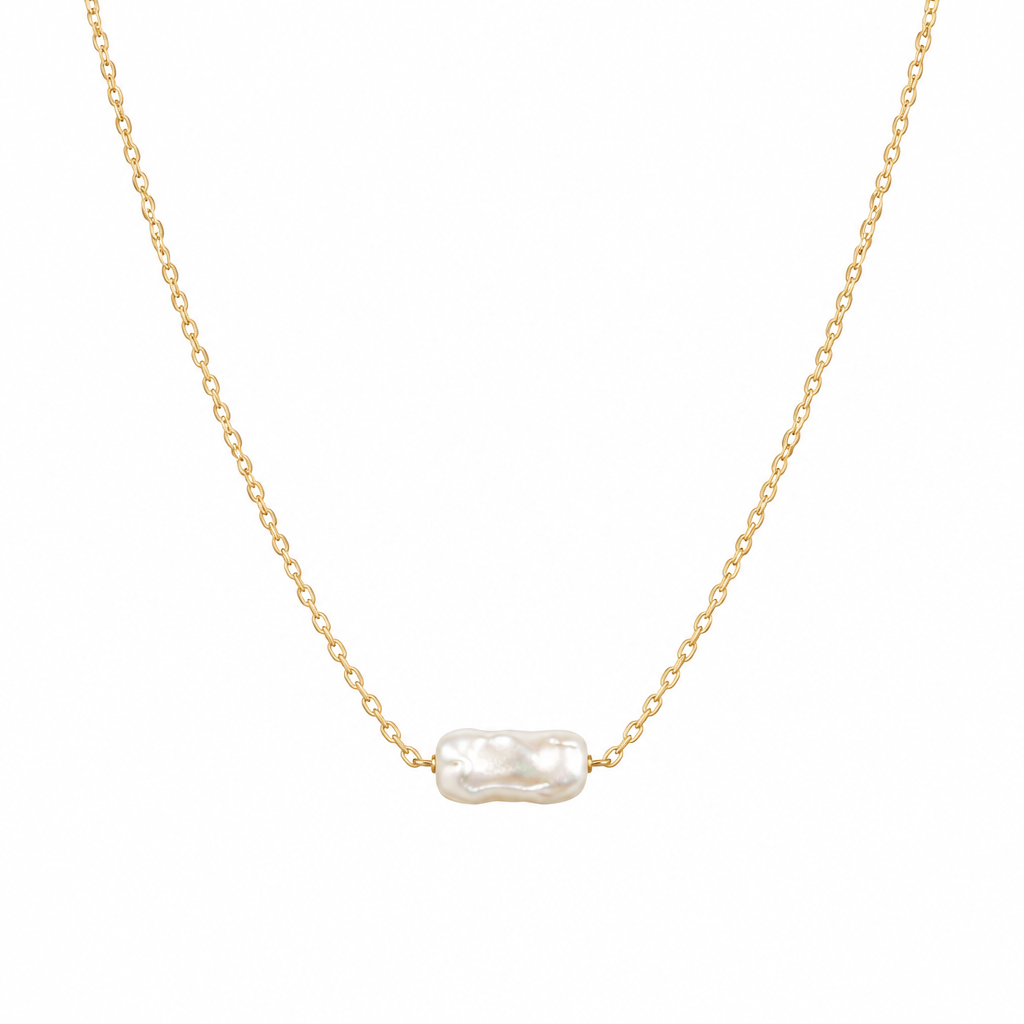 Vue avant du collier avec nacre baroque sur fond blanc pur
