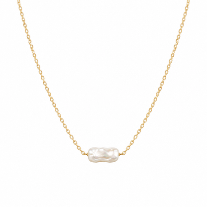 Vue avant du collier avec nacre baroque sur fond blanc pur